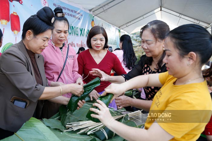Volunteers wrap banh chung to give to the poor in Dien Bien. Photo: Quang Dat