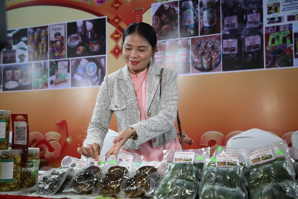 Các sản phẩm đặc trưng, sản phẩm OCOP được trưng bày phục vụ người dân, du khách. Ảnh: Hưng Thơ