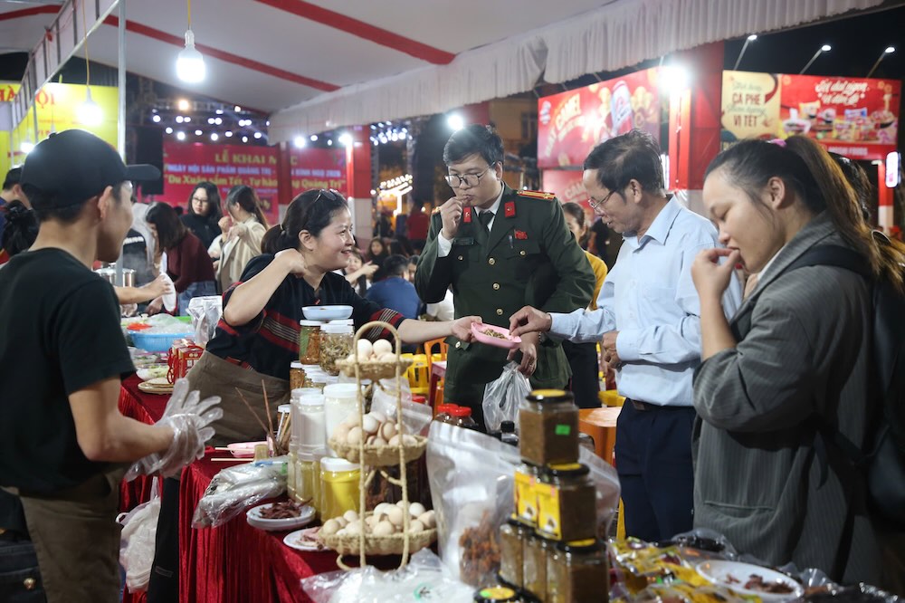 A large number of people and tourists enjoy the products being displayed at the festival. Photo: Hung Tho