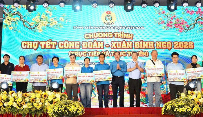 The Trade Union Tet Market - Spring 2026 organized by the Vietnam General Confederation of Labour officially opened this morning in Ho Chi Minh City. Photo: Anh Tu