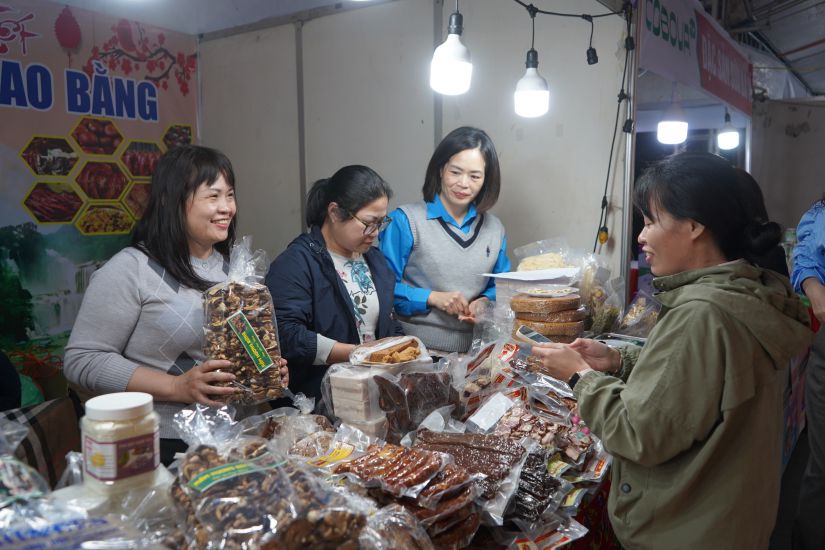 People and workers of Hai Phong City visit and shop at the Festival. Photo: Mai Dung