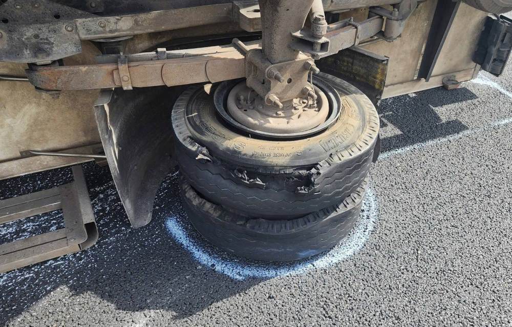 Lốp xe ô tô bị nổ. Ảnh: Duy Tuấn 