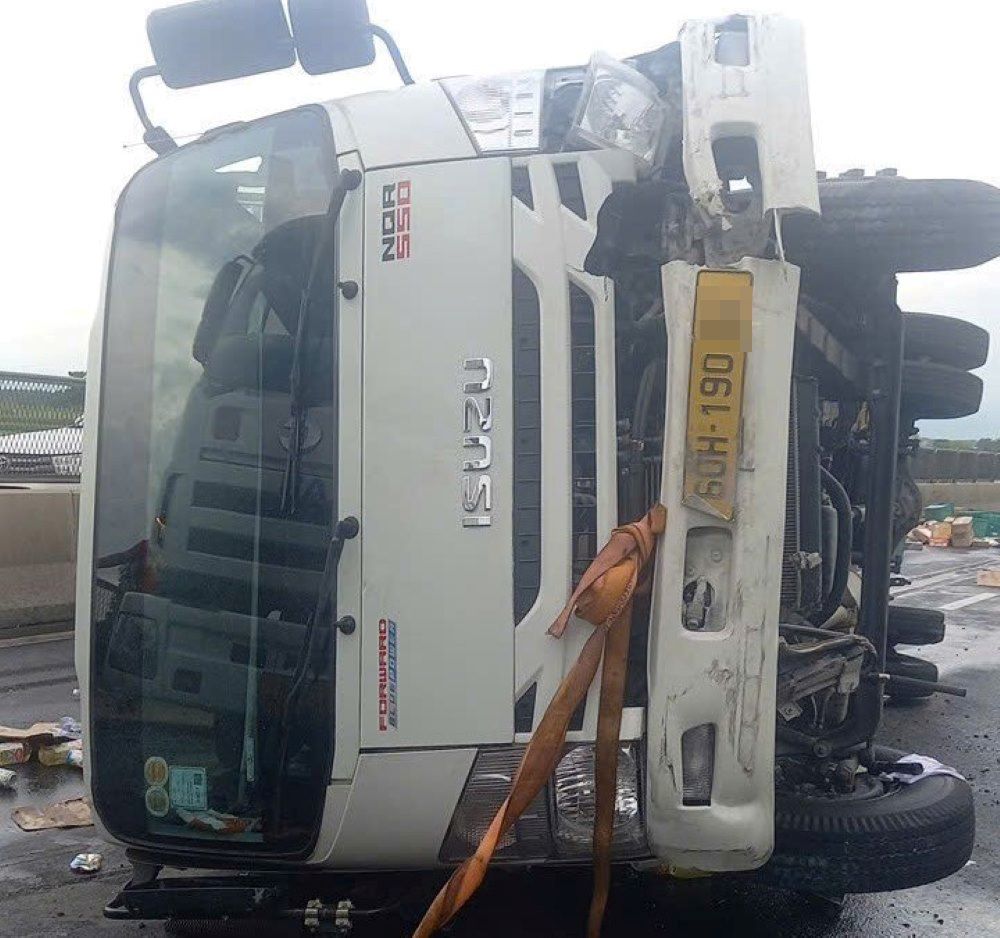 Một xe tải lật trên cao tốc Vĩnh Hảo - Phan Thiết sau khi bị nổ lốp. Ảnh: Duy Tuấn 