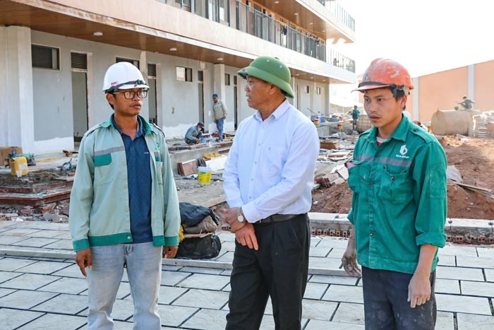 Chủ đầu tư và đơn vị thi công hỏi thăm, động viên công nhân, kỹ sư. Ảnh: Quang Đạt