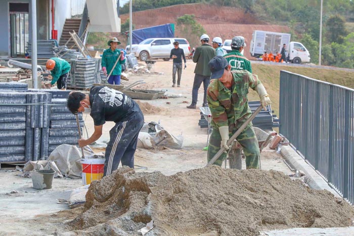 Workers who are ethnic minorities in Si Pa Phin commune, Dien Bien province temporarily put aside personal matters to build a multi-level boarding school. Photo: Quang Dat
