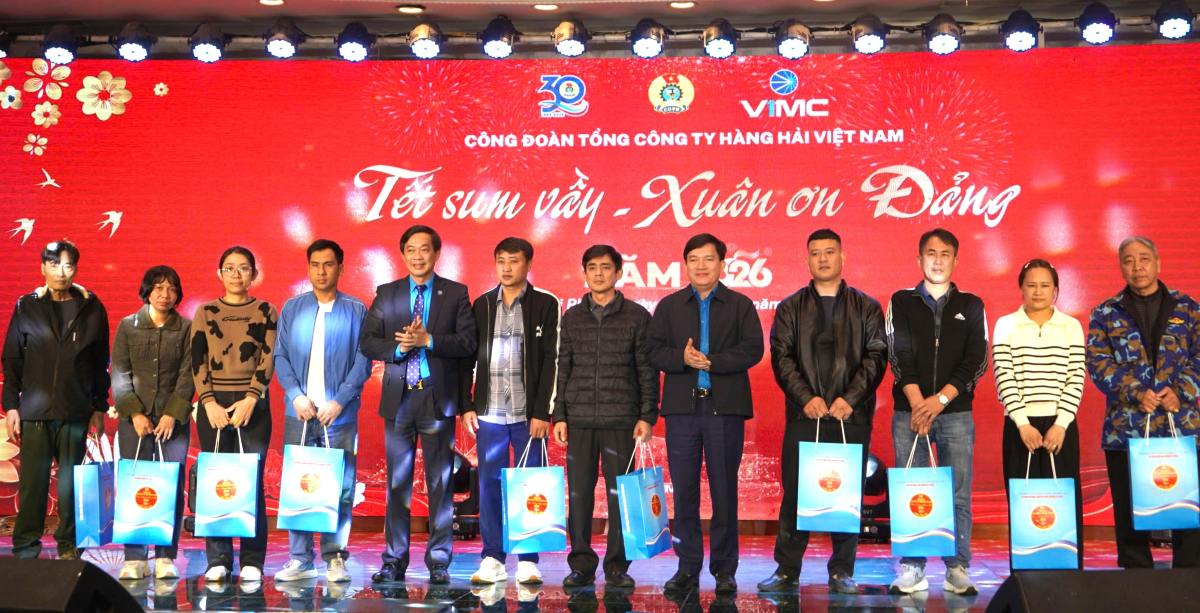 Vice President of the Vietnam General Confederation of Labour Nguyen Xuan Hung presents Tet gifts to workers at the Tet Sum vay program. Photo: Mai Dung
