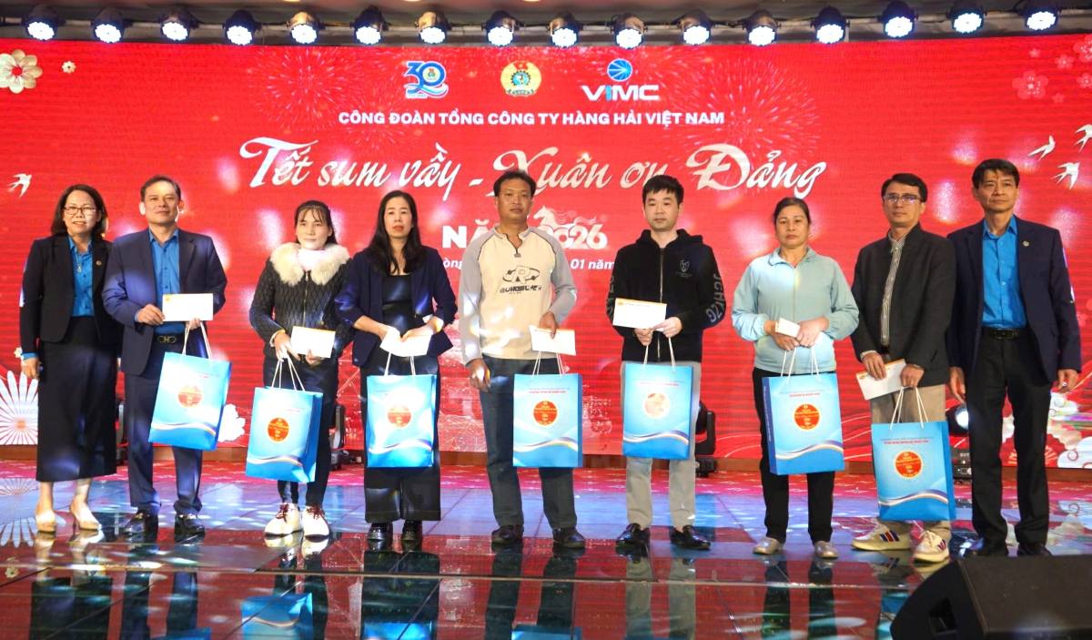 Các gia đình đoàn viên có hoàn cảnh khó khăn được nhận quà Tết. Ảnh: Mai Dung