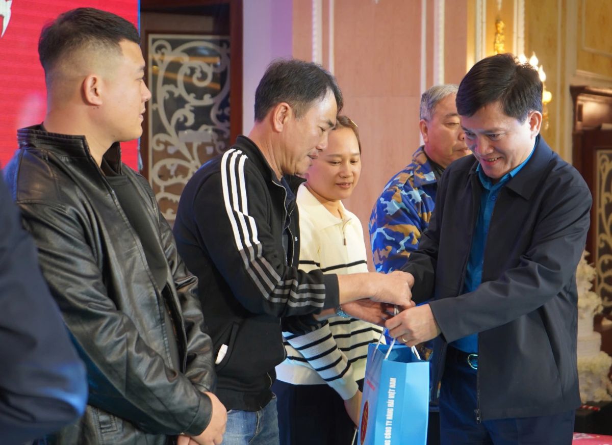 Lãnh đạo Tổng LĐLĐ Việt Nam trao quà Tết tặng đoàn viên. Ảnh: Mai Dung