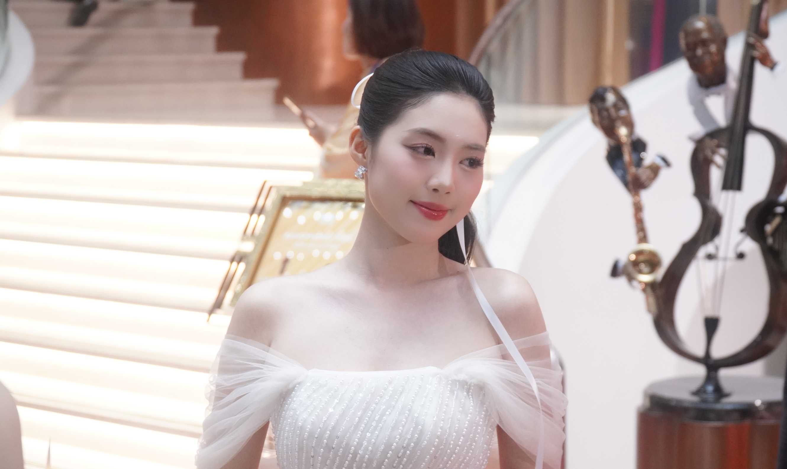 Á hậu Chau Anh reveals special feelings for the U23 Vietnam team