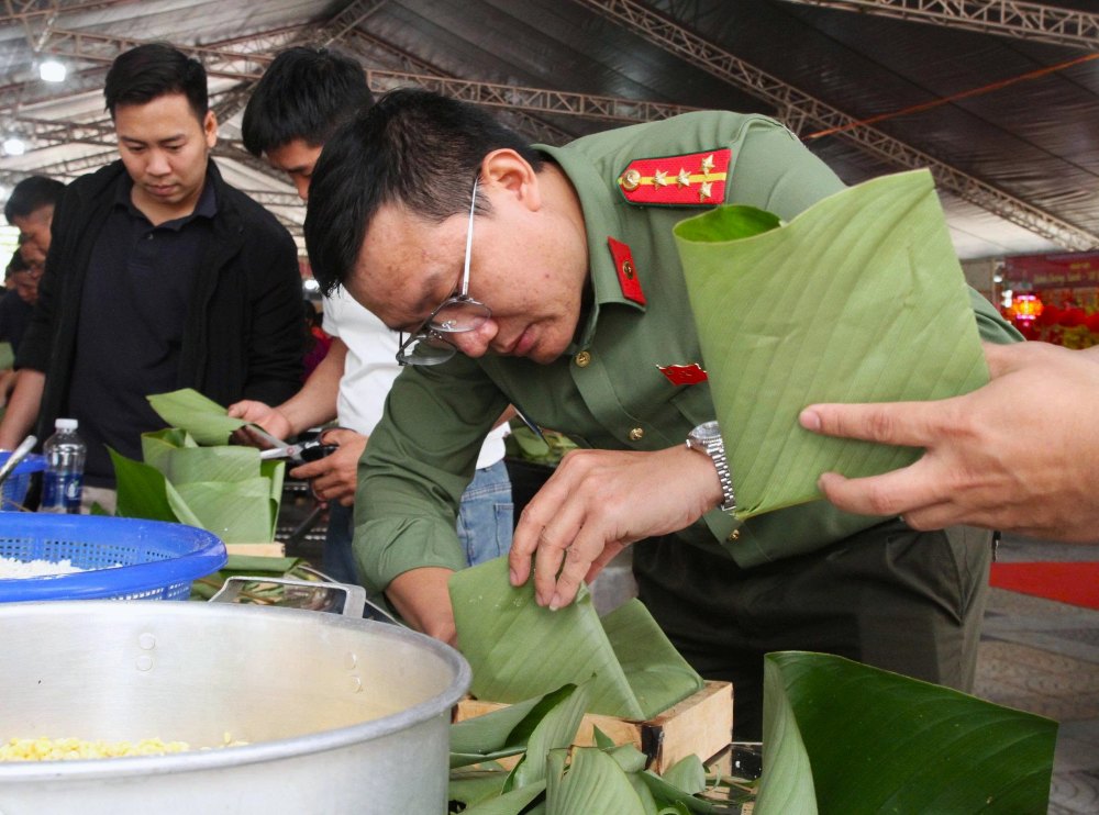 Cadres and soldiers together wrap Chung cakes to give to people in difficult circumstances in Da Nang. Photo: Thanh Huyen