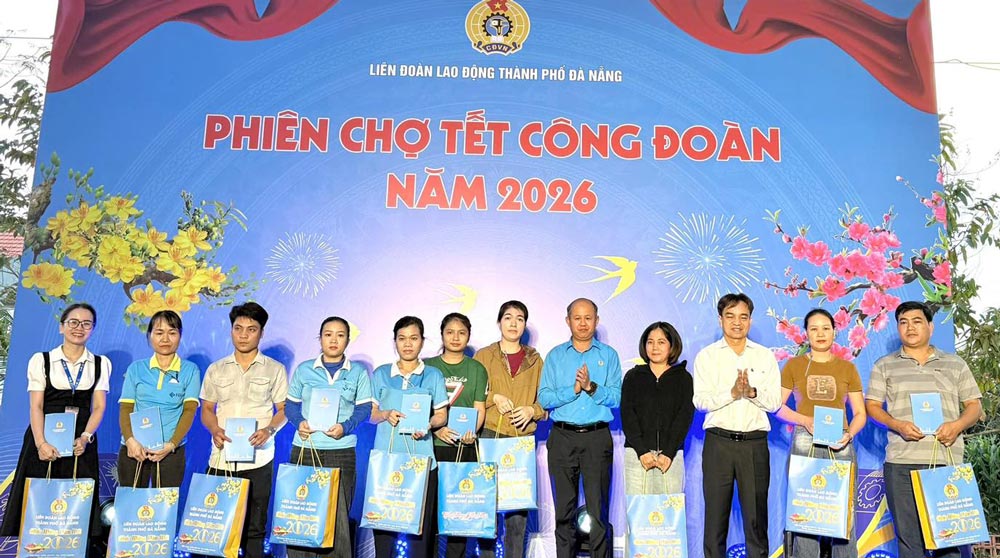 Leaders of the Da Nang City Labor Federation present gifts to union members and workers at the "Trade Union Tet Market" in Tam Thang Industrial Park. Photo: Da Nang Trade Union.