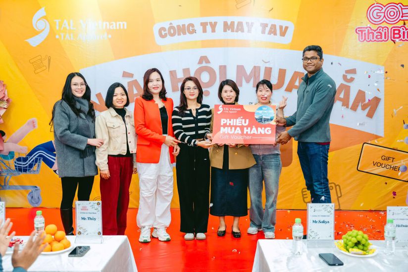 Workers of TAV Co., Ltd. participate in the "Shopping Day" with support vouchers, creating a joyful atmosphere before the New Year. Photo: Provider