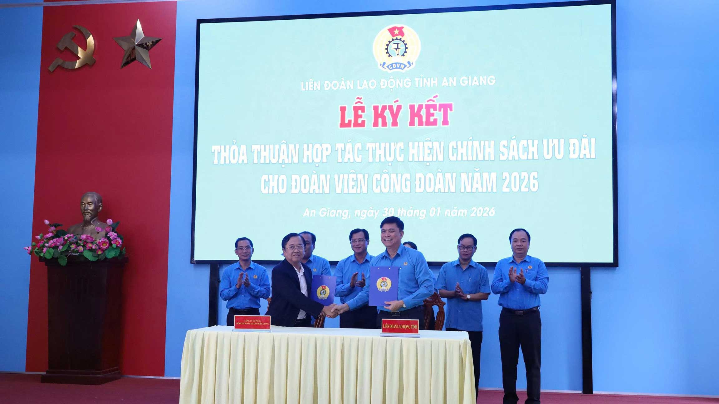 Ông Trần Xuân Mỹ – Giám đốc Điều hành, Công ty Cổ phần Bệnh viện Mắt Sài Gòn Kiên Giang - đại diện ký kết với LĐLĐ tỉnh An Giang. Ảnh: Cẩm Tú