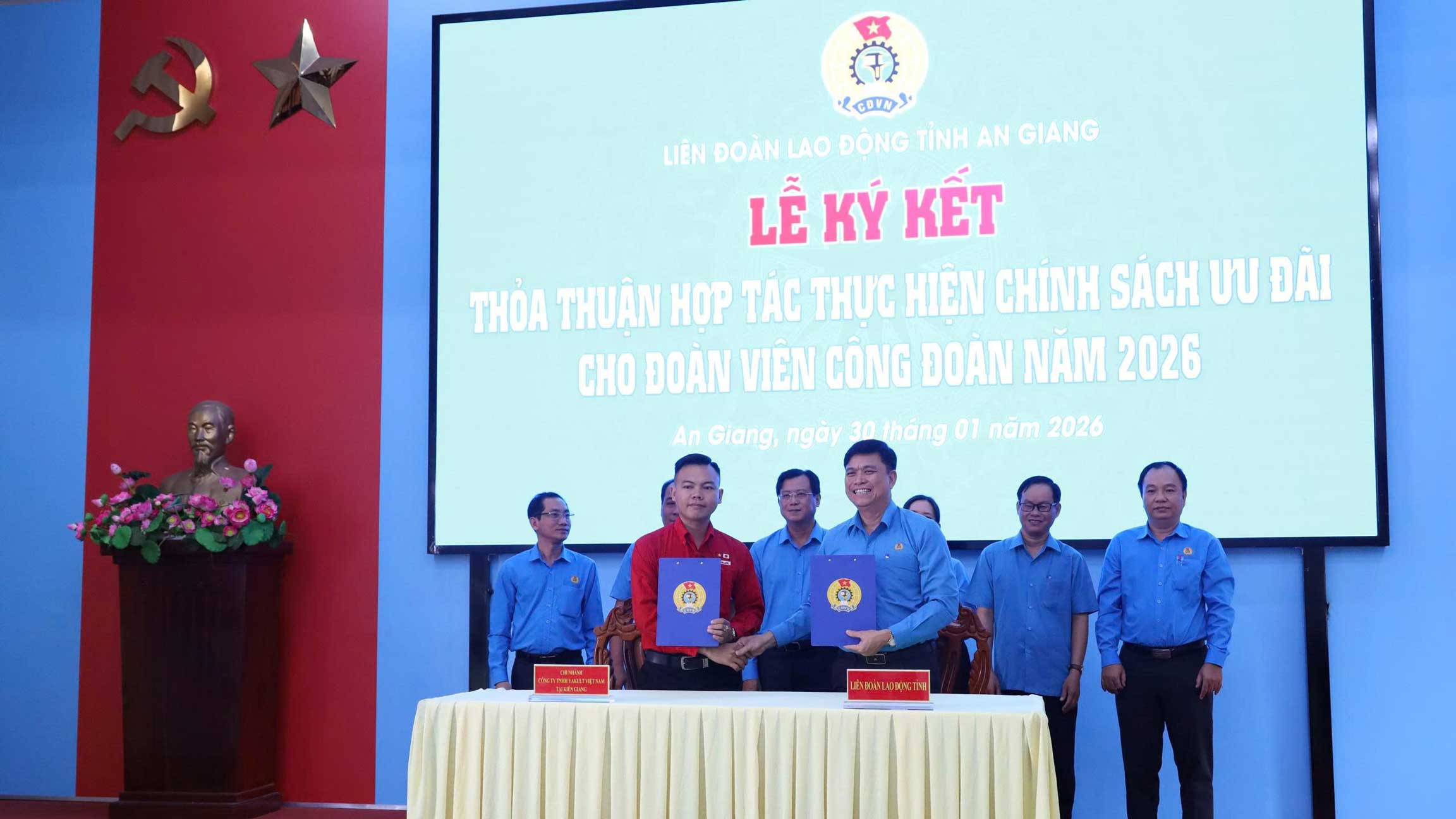 Ông Tanaka Shinya – Giám đốc điều hành khu vực miền Tây, Công ty TNHH Yakult Việt Nam – Chi nhánh tại tỉnh Kiên Giang (cũ), đại diện ký kết với LĐLĐ tỉnh An Giang. Ảnh: Cẩm Tú