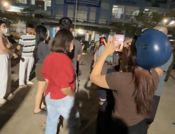 Rất đông phụ huynh có mặt tại trường. Ảnh: Bạn đọc cung cấp