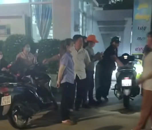 Phụ huynh vẫn chưa đồng thuận cách giải quyết của nhà trường. Ảnh: Đình Trọng