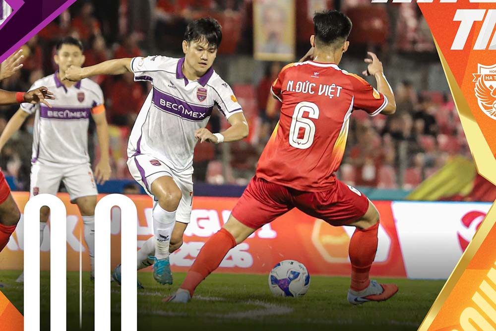 Becamex HCMC (white jersey) draws 0-0 with Hong Linh Ha Tinh. Photo: Becamex HCMC