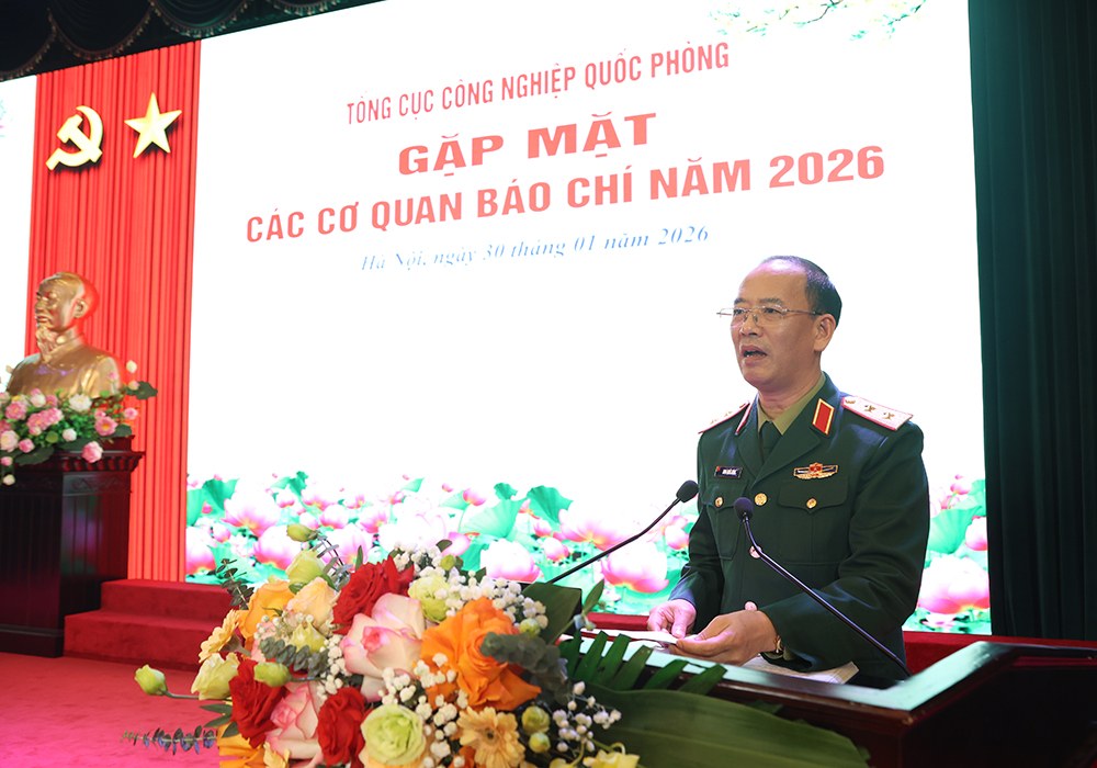 Lieutenant General Dinh Quoc Hung, Secretary of the Party Committee, Political Commissar of the General Department of National Defense Industry, outlined the task of resolutely researching and producing advanced and modern weapons and technical equipment. Photo: Tran Vuong