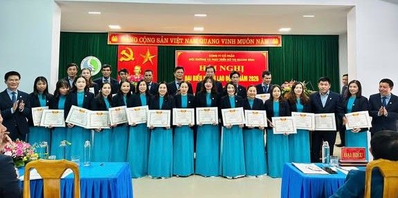 Quang Binh Urban Environment and Development Joint Stock Company rewards collectives and individuals with outstanding achievements in the labor production emulation movement in 2025. Photo: Quang Tri Trade Union