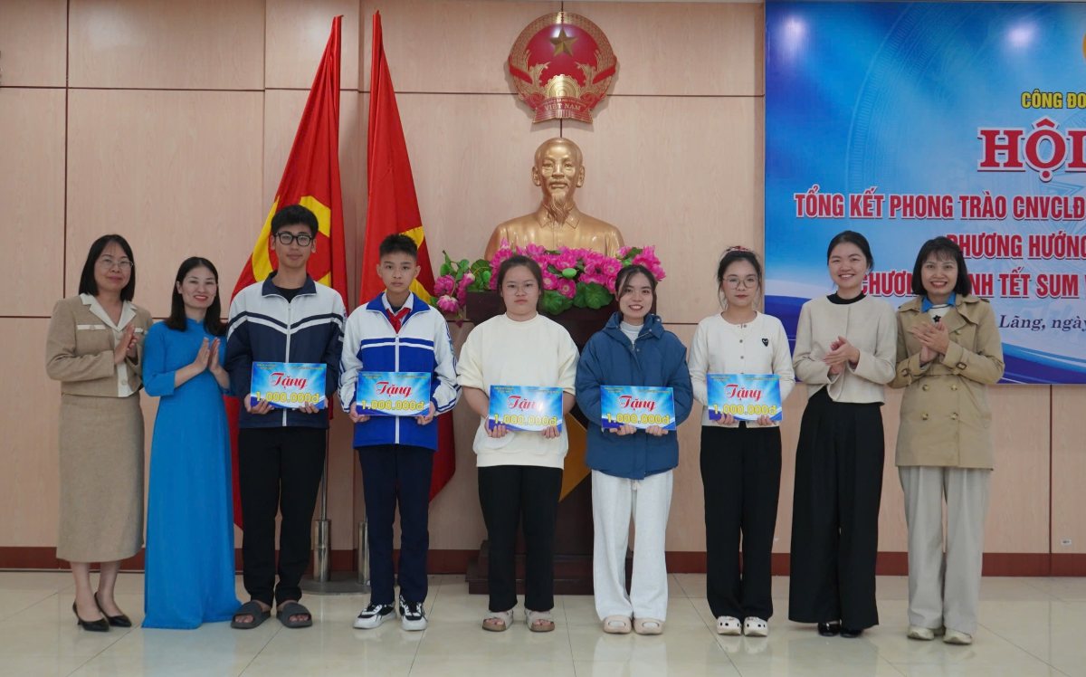 Công ty Cổ phần Tập đoàn KCN Việt Nam trao 25 suất học bổng cho con công nhân lao động tại Hải Phòng. Ảnh: Mai Dung