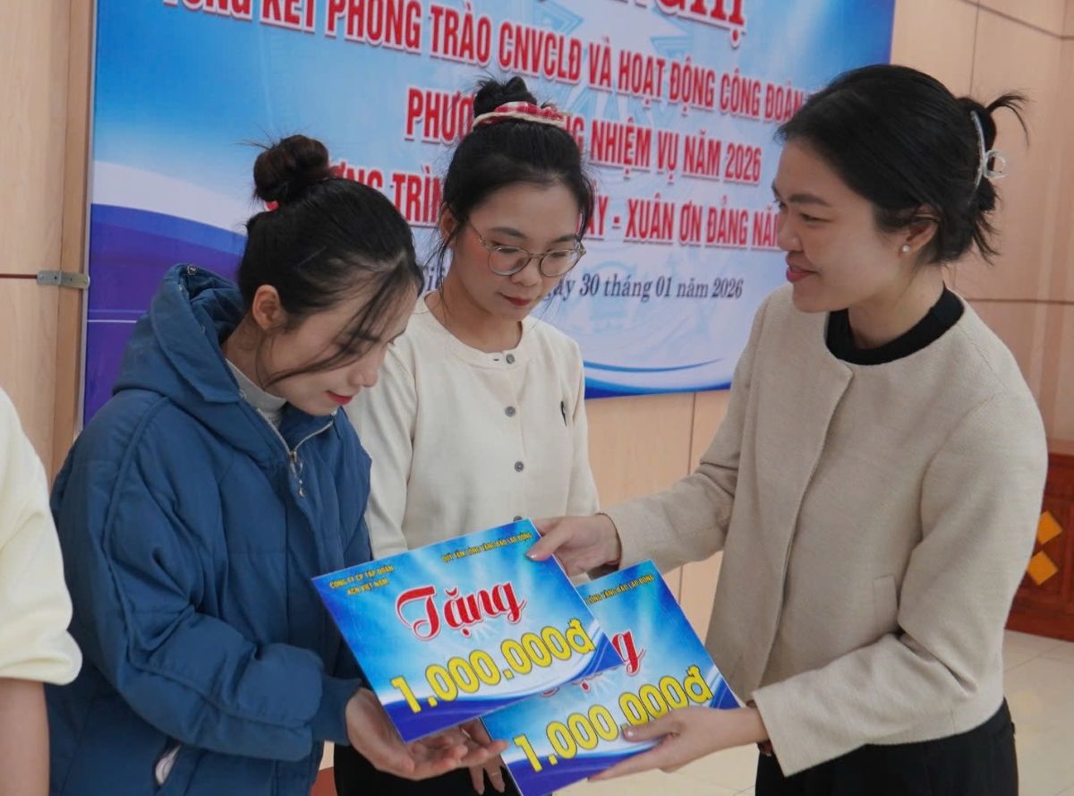 Đại diện nhà tài trợ trao học bổng tặng con công nhân. Ảnh: Mai Dung