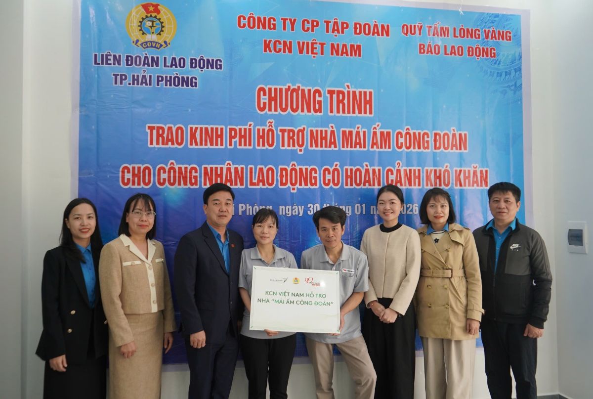 Leaders of Hai Phong City Labor Federation, representatives of the Golden Heart Charity Fund, Vietnam Industrial Zone Group Company present funds to support the construction of Trade Union Warm Houses for union member couple Nguyen Van Chuc. Photo: Mai Dung