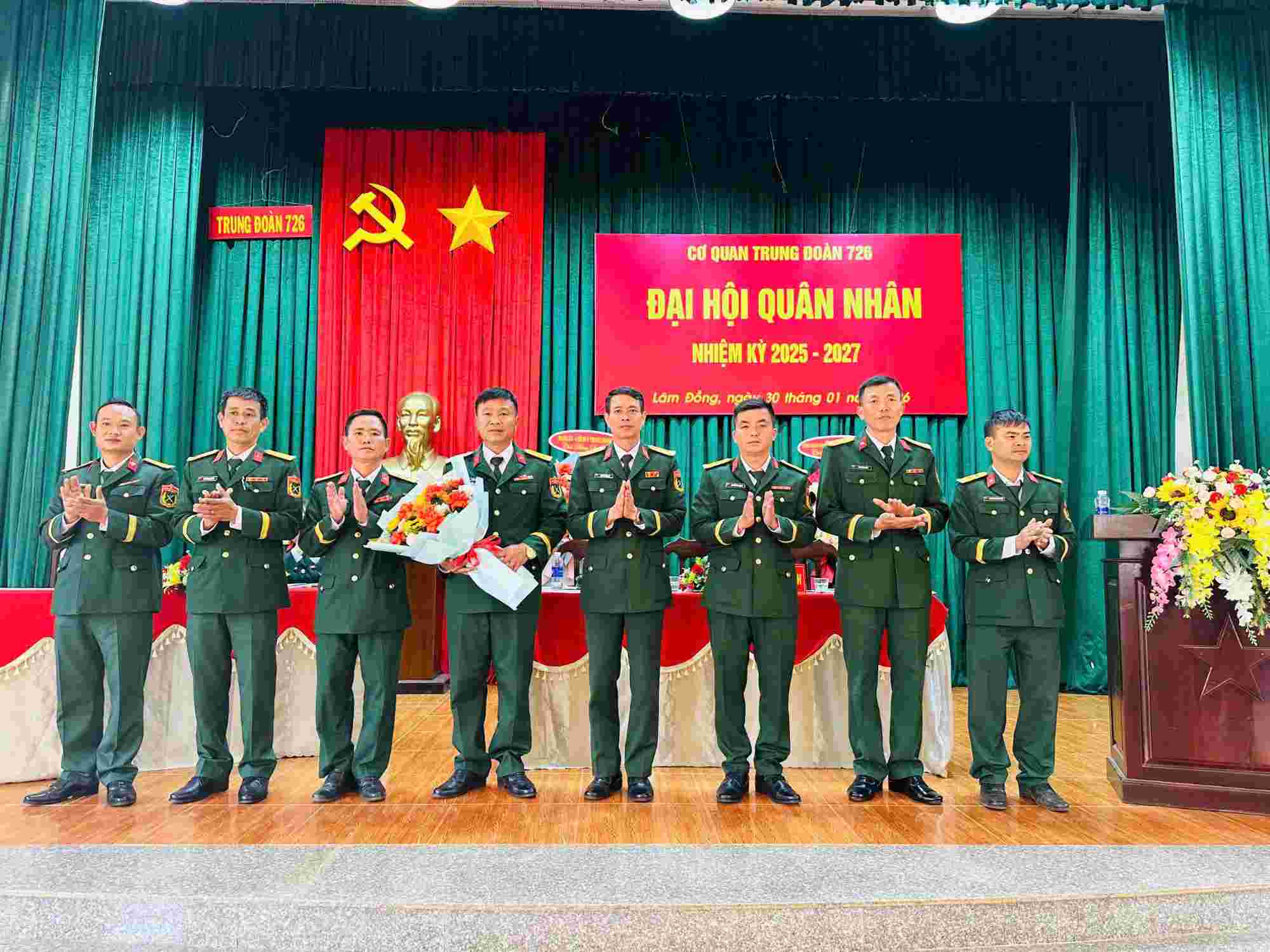 Thượng tá Lê Văn Hùng, Đảng ủy viên, Phó Trung đoàn trưởng Quân sự được bầu giữ chức Chủ tịch Hội đồng quân nhân cơ quan Trung đoàn 726. Ảnh: Linh Khôi