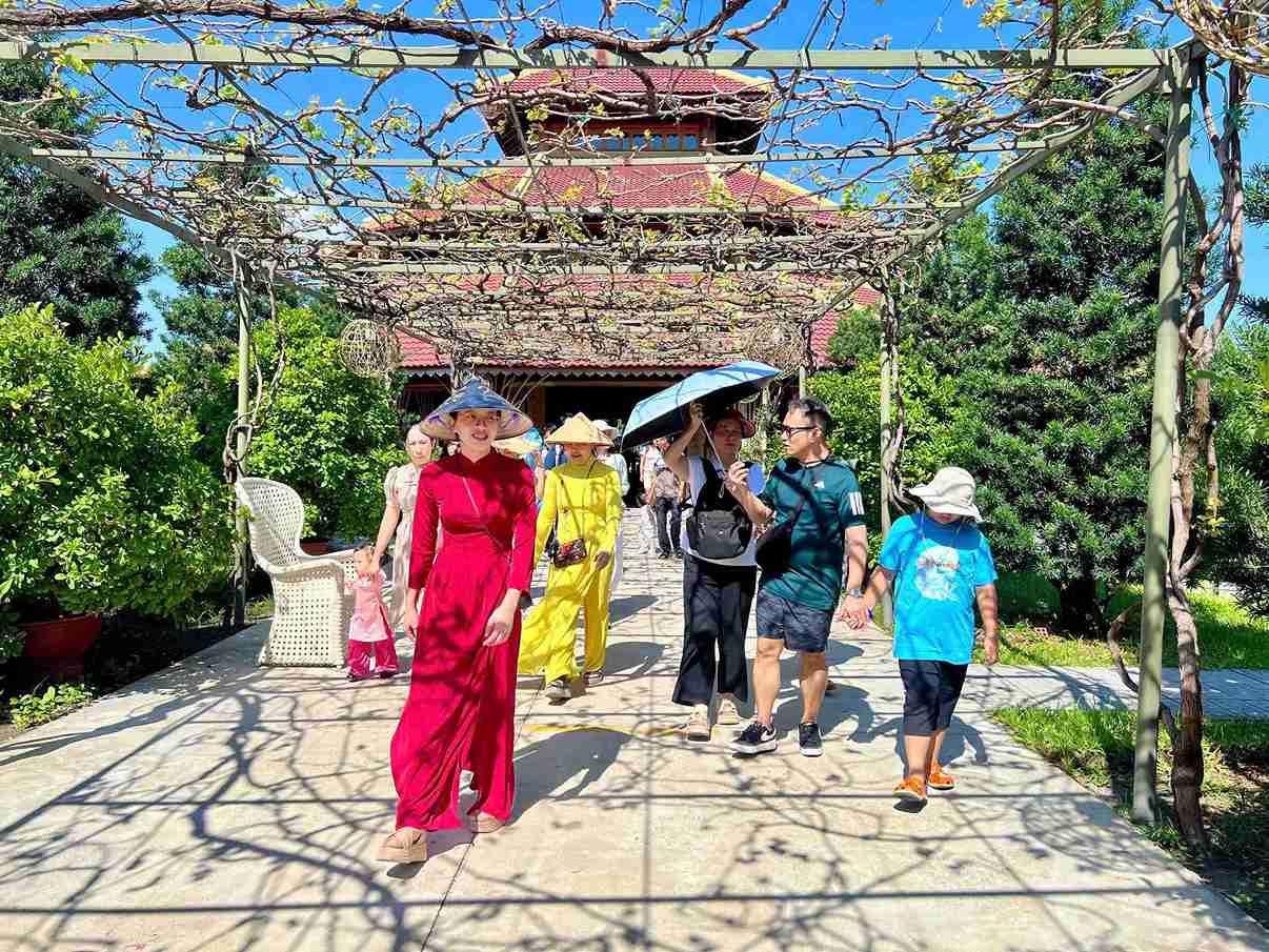 Las agencias funcionales de la provincia de Khanh Hoa continuarán investigando en profundidad el mercado turístico japonés. Foto: Huu Long