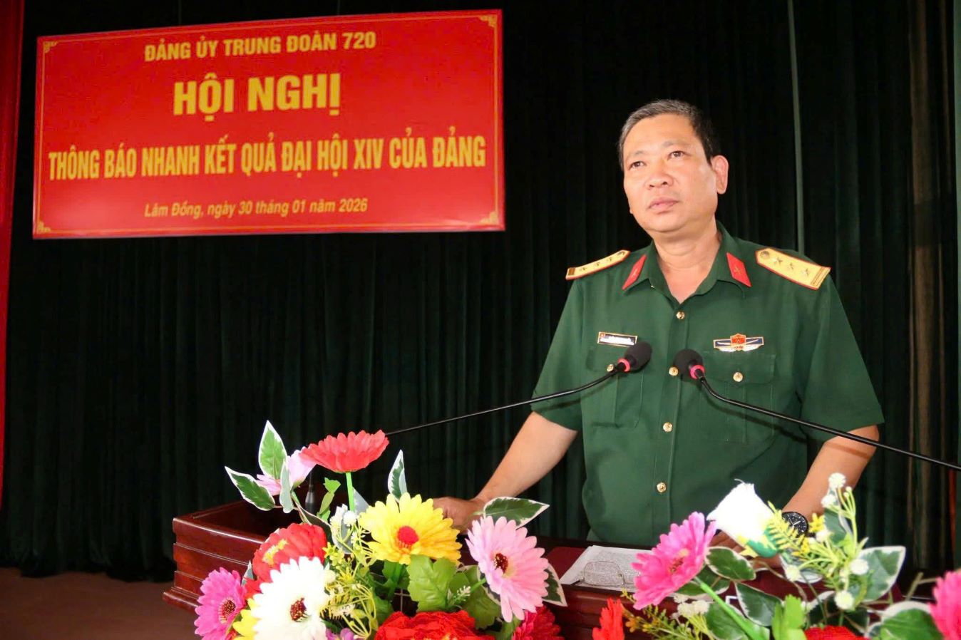 Senior Lieutenant Colonel Doan Manh Nghia, Secretary of the Party Committee, Political Commissar of Regiment 720, quickly announced the results of the 14th Party Congress. Photo: Ngoc Mai