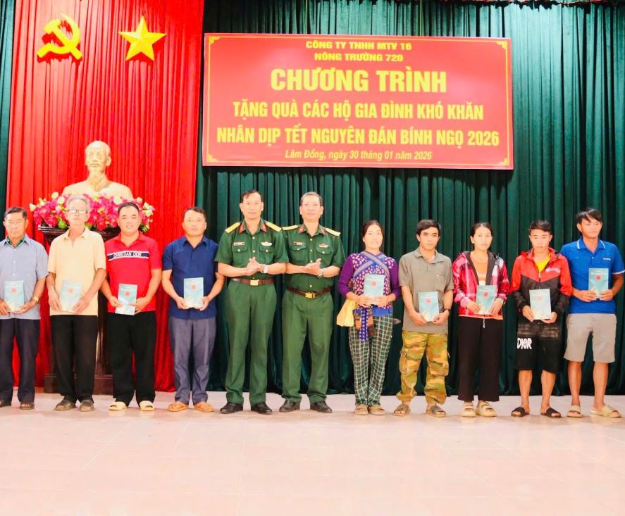 Đại diện lãnh đạo, chỉ huy Nông trường 720 trao quà tặng người dân. Ảnh: Bảo Lâm