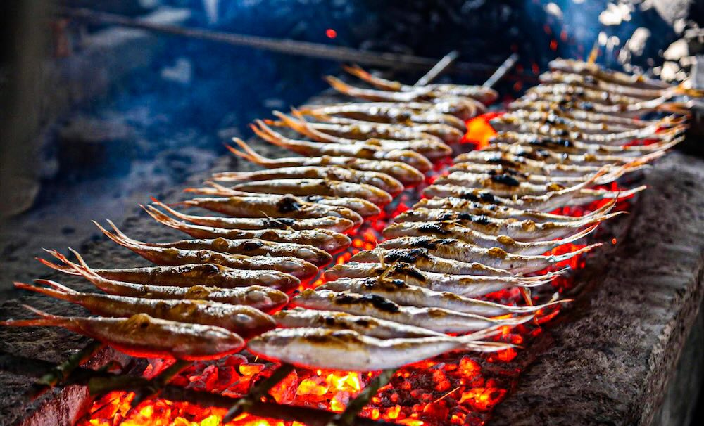 Khói than quyện mùi cá chín lan tỏa khắp xóm biển, tạo nên hương Tết rất riêng của Cửa Lò.