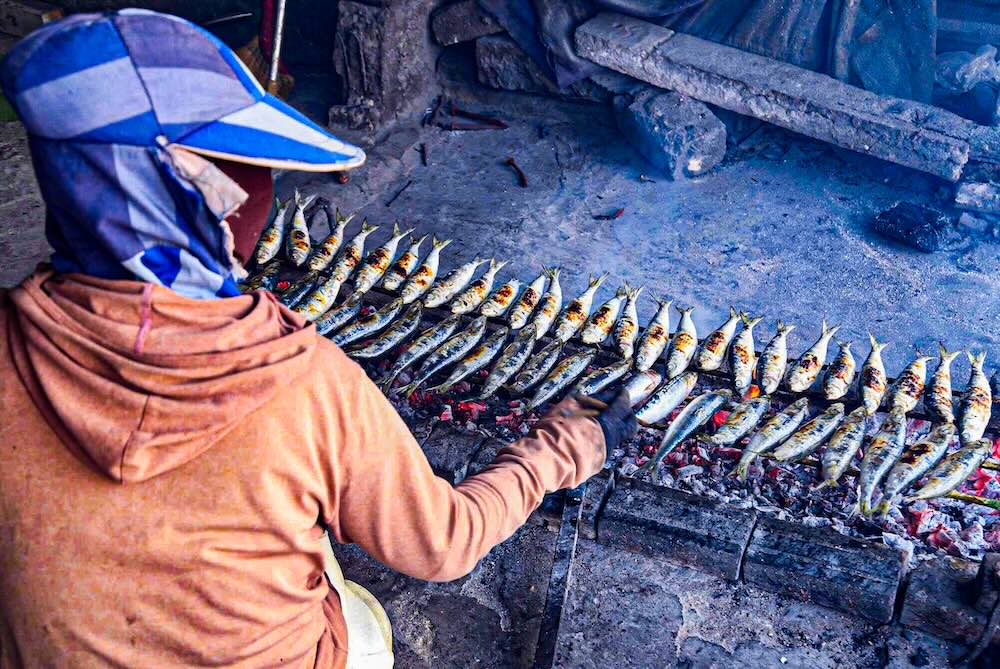 Gắn bó qua nhiều thế hệ, nghề nướng cá ở Cửa Lò hiện tạo sinh kế cho khoảng 30 hộ dân, tập trung chủ yếu tại khu vực Nghi Hải và Nghi Thủy cũ. Không chỉ mang lại thu nhập, nghề này còn góp phần làm nên dấu ấn ẩm thực đặc trưng của miền biển Xứ Nghệ.