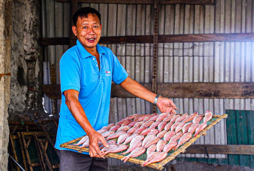 Tại cơ sở nướng cá của gia đình ông Hoàng Đức Hòa (60 tuổi, khối Thành Công, phường Cửa Lò), nhịp làm việc bắt đầu từ 2 – 3 giờ sáng. Ông Hòa cho biết, ngày thường gia đình nướng khoảng 1 tạ cá, nhưng vào dịp giáp Tết, sản lượng tăng gấp 2 – 3 lần để kịp giao cho thương lái.