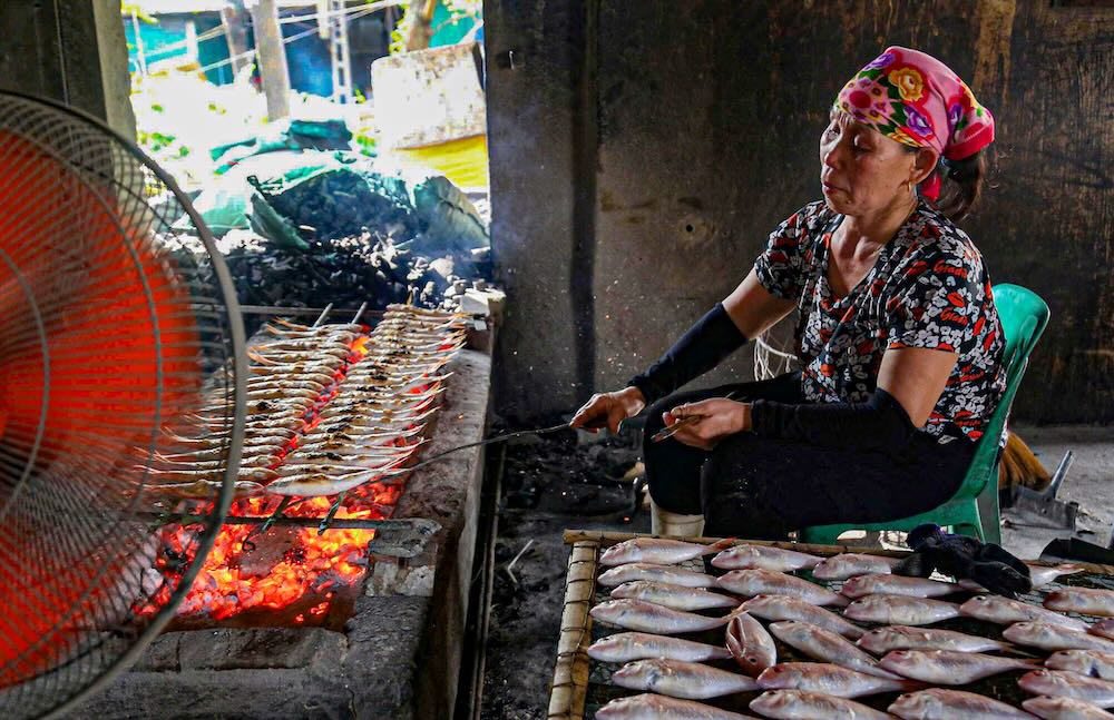 Theo bà Nguyễn Thị Luyến (58 tuổi, khối Thành Công, phường Cửa Lò), cá thu là mặt hàng chủ lực được nhiều khách đặt mua dịp Tết. “Nướng cá quan trọng nhất là giữ nhiệt. Vỉ cách than chừng 10 - 15 cm, gần quá cá cháy, xa quá cá lâu chín. Mỗi mẻ chỉ khoảng 5 - 10 phút, nhưng phải luôn tay, luôn mắt” - bà Luyến chia sẻ.