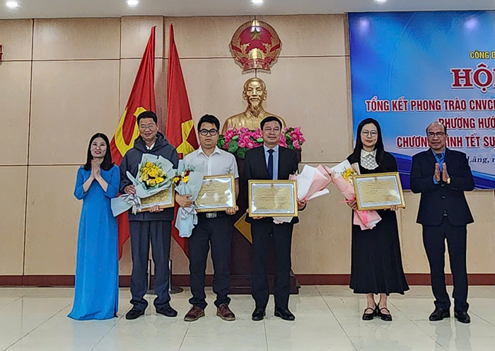 Các tập thể, cá nhân được LĐLĐ TP Hải Phòng tặng bằng khen. Ảnh: Đại An