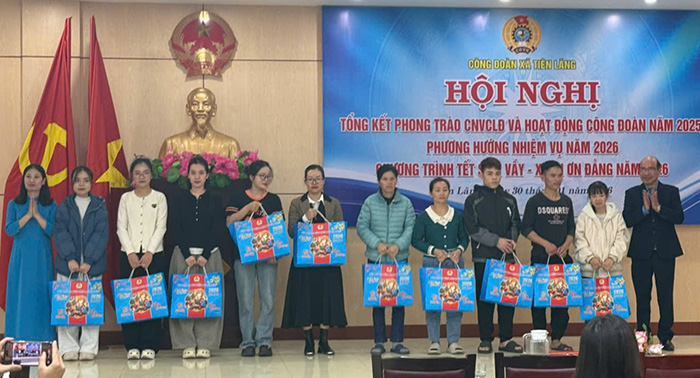 Tet reunion comes to workers in Tien Lang commune, Hai Phong. Photo: Dai An