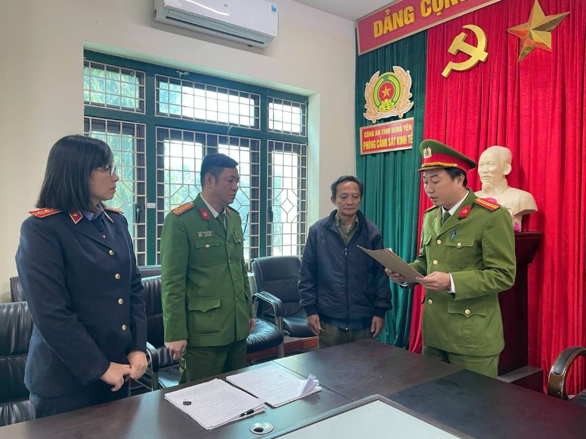 Cơ quan Cảnh sát điều tra Công an tỉnh Hưng Yên công bố quyết định khởi tố bị can Nguyễn Viết Long. Ảnh: Công an tỉnh Hưng Yên