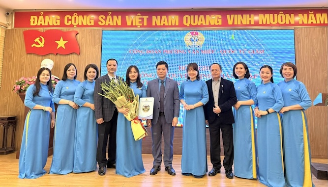 The grassroots trade union of Van Mieu - Quoc Tu Giam Ward Health Station was announced to be established. Photo: Grassroots Trade Union