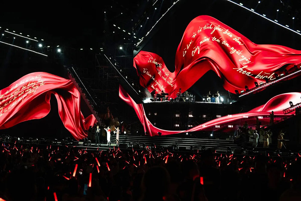 Noo Phước Thịnh hòa giọng cùng 25.000 khán giả tại một concert diễn ra ở Trung tâm Triển lãm Việt Nam. Ảnh: VTV