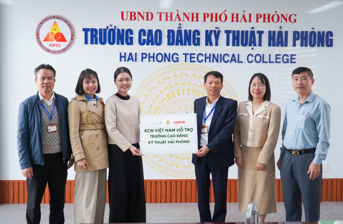 Tam Long Vang Lao Dong Charity Fund and sponsors donate funds to support Hai Phong Technical College. Photo: Mai Dung