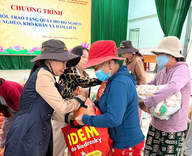 Functional agencies organize visits and give gifts during the Binh Ngo Lunar New Year 2026 to poor households, near-poor households, and households in difficult circumstances in Ham Liem commune, Lam Dong province. Photo: Lam Duc