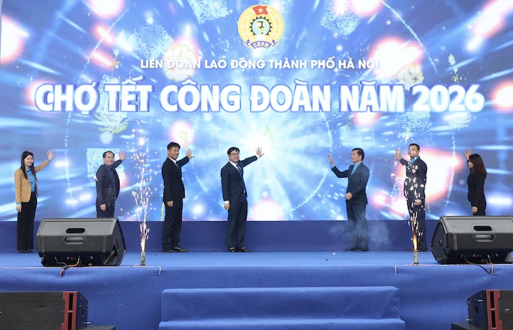 Trade Union Tet Market at the Workers' Housing Area, Thien Loc commune opened on the morning of January 31st. Photo: Hai Nguyen