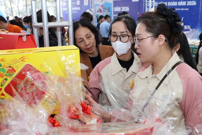 Công nhân lao động mua sắm tại Chợ Tết. Ảnh: Hải Nguyễn