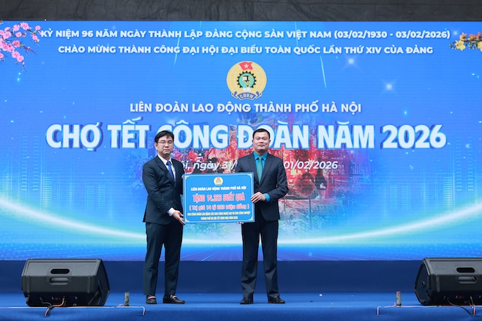 Ông Nguyễn Văn Thắng (bên trái) - Chủ tịch LĐLĐ Thành phố Hà Nội trao biển tặng 14.323 suất quà cho công nhân lao động Các khu công nghệ cao và khu công nghiệp Hà Nội.