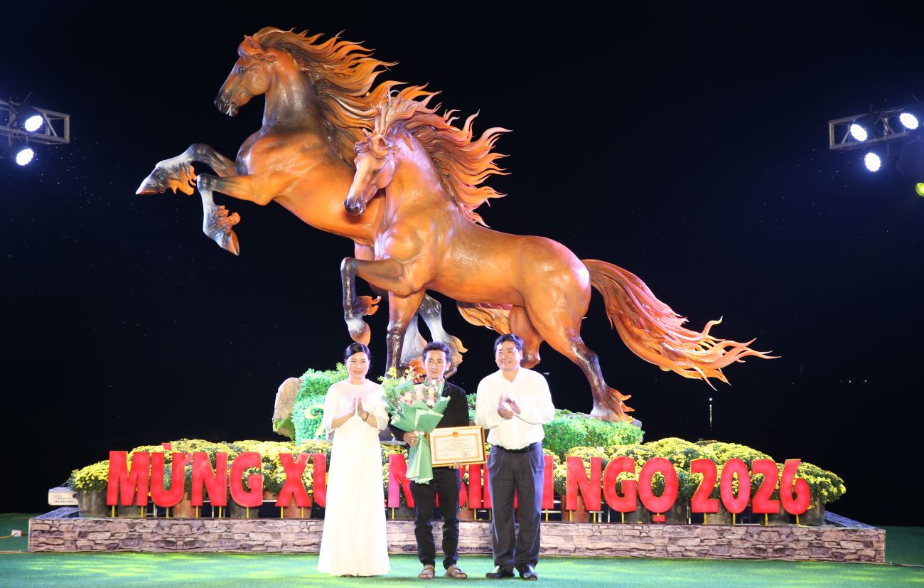 Lãnh đạo xã Triệu Bình khen thưởng nghệ nhân Đinh Văn Tâm (giữa ảnh). Ảnh: Hưng Thơ