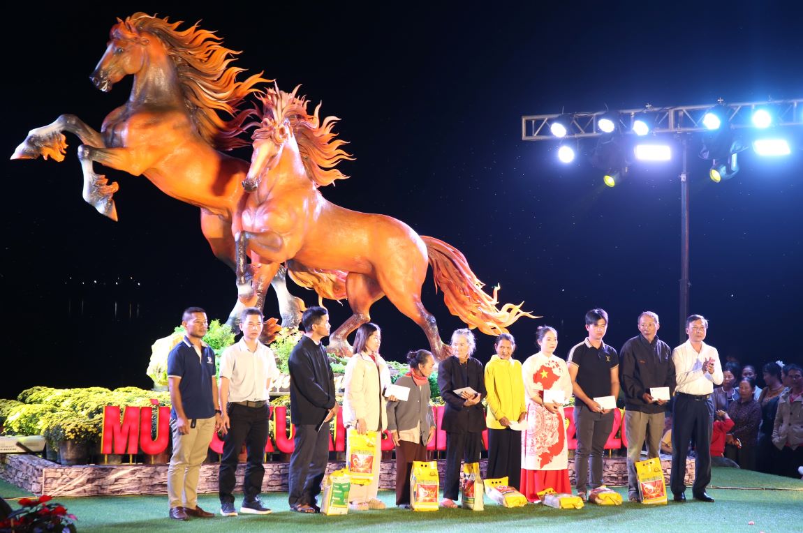Trieu Binh commune and philanthropists give gifts to people in difficult circumstances. Photo: Hung Tho