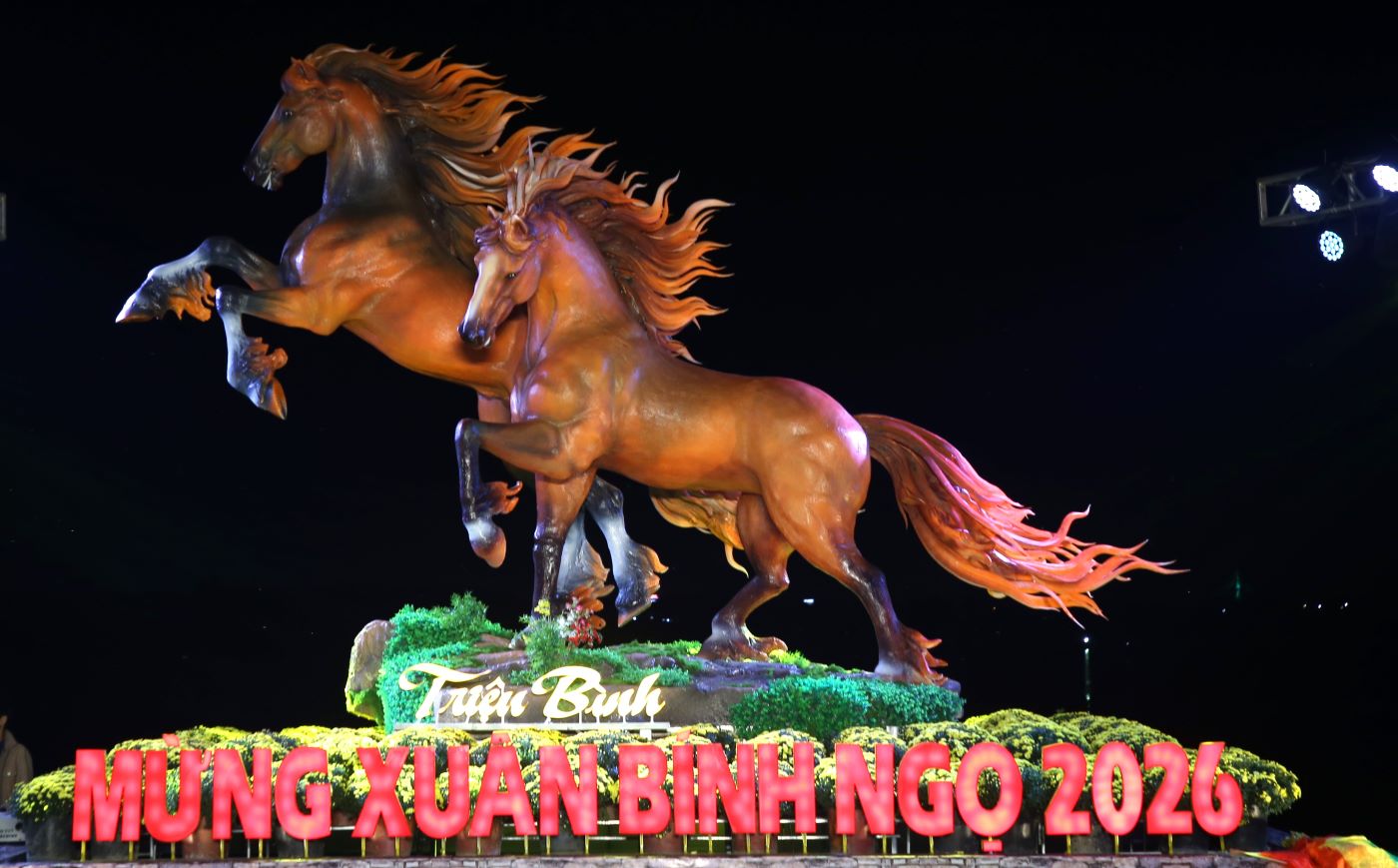 Đôi ngựa tung vó đặt tại Khu du lịch sinh thái thôn Gia Độ. Ảnh: Hưng Thơ