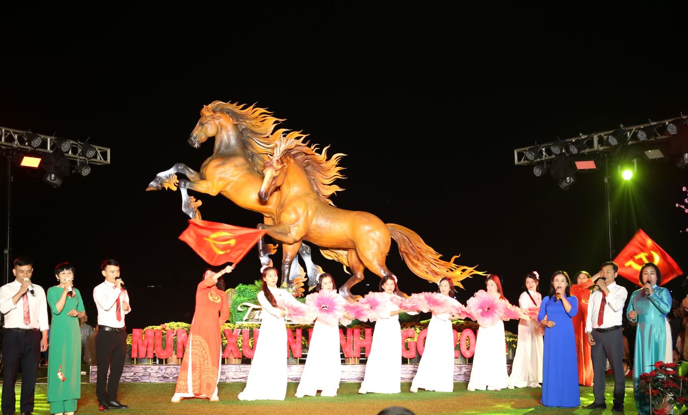 Các tiết mục văn nghệ “cây nhà lá vườn” của xã Triệu Bình. Ảnh: Hưng Thơ