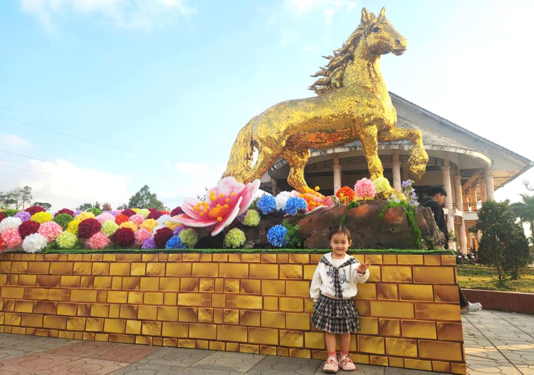 Bức tượng ngựa vàng ở xã Khe Sanh. Ảnh: Hưng Thơ