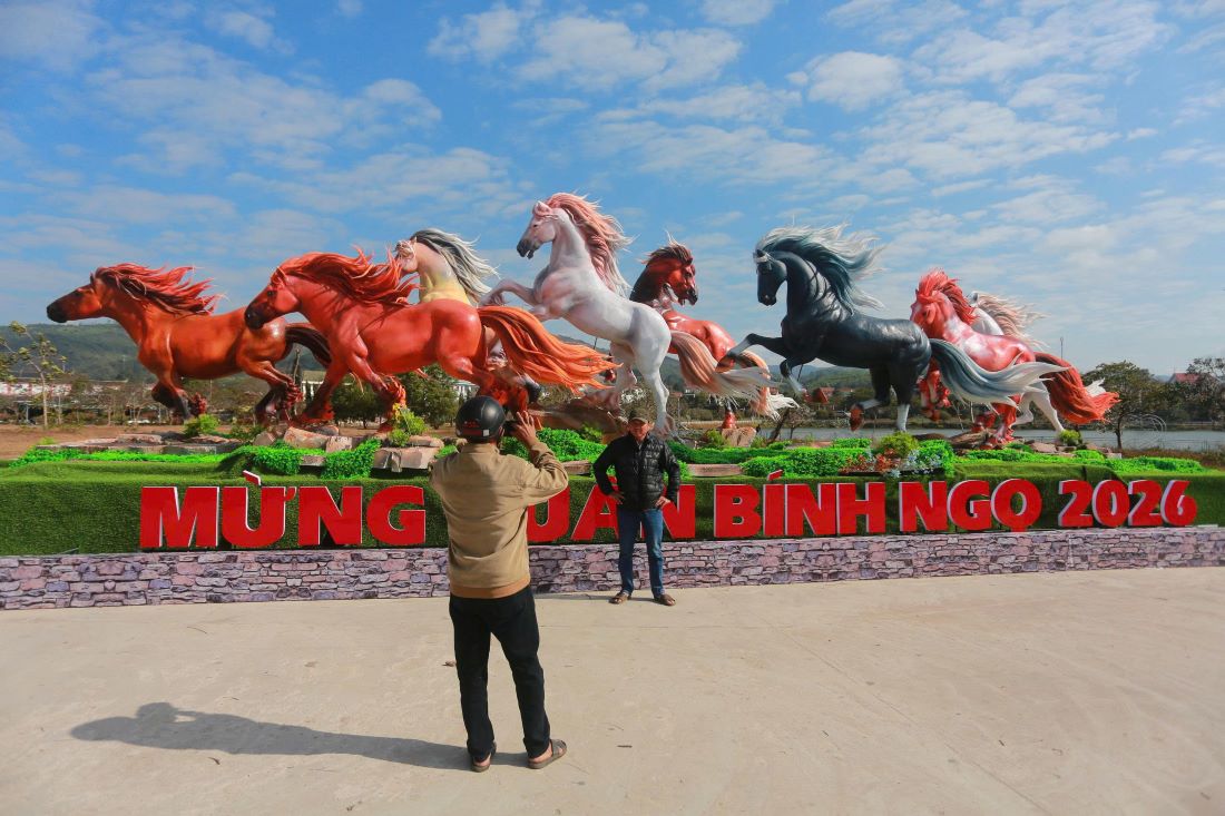 8 chú ngựa tạo hình thành bức phong thủy “mã đáo thành công” ở xã Lao Bảo. Ảnh: Hưng Thơ